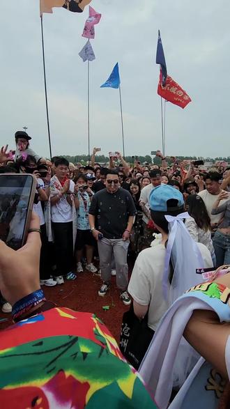 那天有幸在音乐节现场,捕捉到最动人的求婚,在赵雷的歌声里,他们圆满了。愿所有热爱音乐的人都能遇见赤诚的爱#感受一下音樂節現場感染力 #原相机live #赵雷 #幸福的味道