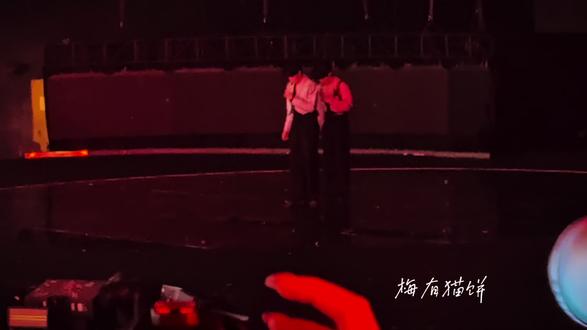 《沉浸式跟着主播一分钟纯享磕棍铲》
别问我为什么一个blow能发三个视频,因为去了不发等于没去!!!!
#演唱会 #老给给 #男同学 #嗨翻全场