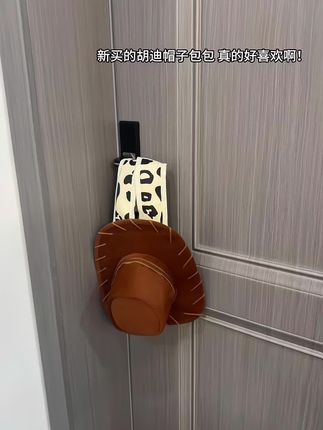 哇~好闺蜜怎么把胡迪的帽子给tou来了,#百搭包包 #胡迪帽子背包#胡迪包包 #平价包包 #包包推荐