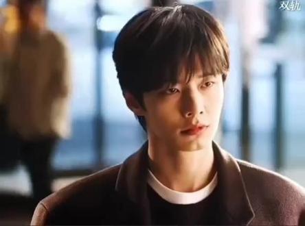 知道她骗自己 还陪着她玩闹#何与#书欣 朝朝你就宠着暮暮吧@虞书欣Esther @何与happy