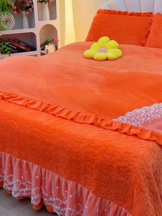 天气转凉,最幸福的莫过于钻进一个暖烘烘的被窝。这款牛奶绒蕾丝床盖四件套,用云朵般的柔软包裹你,隔绝窗外寒冷。一夜安睡,醒来仿佛被阳光轻轻吻过脸颊。#防静电牛奶绒蕾丝床盖四件套 #秋冬必备  #爆款热卖中#床品