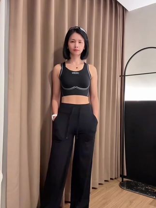 的确奇百搭高弹阔腿裤,版型修身面料高弹舒适!瑜伽运动日常百搭#今日穿搭 #穿出大长腿 #百搭神裤 #健身穿搭 #的确奇