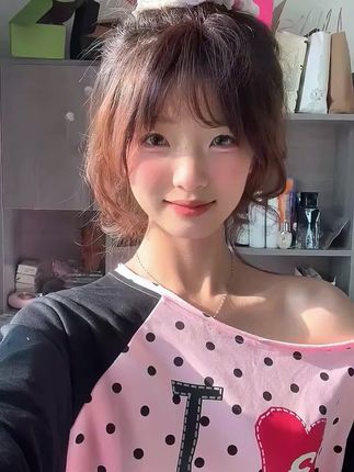自带纯欲风的一件#小个子秋冬穿搭 #这个时尚圈还是被我闯进去了 #露锁骨 #甜辣风穿搭 #粉色卫衣