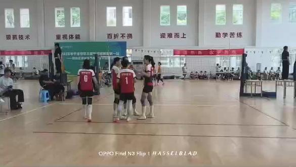 气排球是一项永远向上耐看的运动
气排球,每一次扣球,你的眼睛盯着高点;每一次拦网,你的手伸向天空;每一次救球,你倒下去,但眼神还是朝上的。不管场上多难,头永远不低。