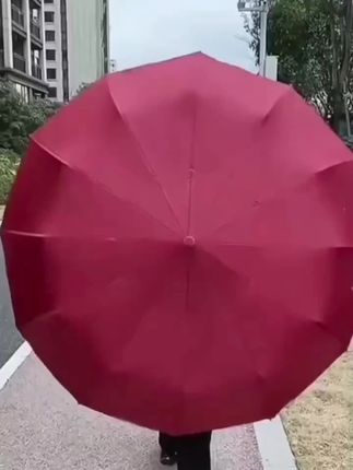 这把伞真的很大,比普通伞大了不是一星半点,同时撑三个人都没问题,夏天太阳再大也不怕晒黑,冬天还能挡风寒,一年四季都能用。而且它收起来跟手机差不多大小,携带很方便。#晴雨两用伞 #好物推荐🔥 #自动雨伞 #强烈推荐 #遮阳伞 @DOU+上热门