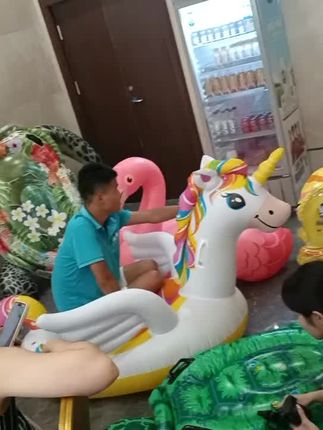 @所有人   儿童游泳派对[玫瑰][玫瑰]    康体部对会员免费开放啦！
派对时间：
下午两点半至晚上五点半
派对注意事项：需佩戴泳帽着泳装。严禁水枪对人眼镜，违反规定者。罚款及永久禁止入内。
派对适合人群：1至16岁孩童
[玫瑰][玫瑰][玫瑰][玫瑰]谢谢配合。（游泳圈可下水使用时间，下午两点半至晚上五点半）#游泳 #瑜伽 #健身