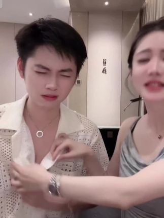 老吴的胸都能穿出事业线,无肩带内衣,如果你们生过小孩平胸,胸部外扩的下垂的一定要试试这款内衣#内衣 #小小101