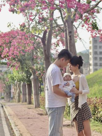 这个视频我编辑了无数次 从生完你的那天开始 我就在撰写回忆我这一路 我从未想过我会这么早结婚生子 但是每一步我都走的既幸福又满足 我居然孕育了一个小宝宝 过程很艰辛 但好像一切皆有安排
2023.9.14 是我最最勇敢的一天 最难的顺转剖都被我遇上了 独自去面对未知的痛都没有感到害怕 打无痛的那支很长的针的 躺在冰冷的手术台上 上麻醉 剖开肚皮8层 所幸 你平安出生了 当一个新生命 真切的融入到我的生命里时 我也从未想象过会如此这般的爱你 而爱恰好会抵消一切 抵消那些我本以为自身无法承受的 一切都是最好的安排 谢谢你选择我们当你的爸爸妈妈 我们都是从零开始 陪你成长 陪你慢慢来🐯🐰🐰#两人变成三口之家 #我们陪你长大 #生产记录