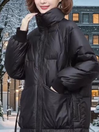 秋冬韩版显瘦百搭中长款棉衣,大码也能穿出时尚感!秋冬降温不用愁!这款韩版中长款棉衣,加厚填充超保暖,寒风轻松抵御。宽松版型对大码超友好,藏肉显瘦超给力。休闲风格百搭不挑人,搭裙子、裤子都好看。时尚设计不臃肿,日常出街、通勤穿都合适,秋冬有它,温暖又时髦!#棉服也能穿出时尚感#洋气上档次#显瘦穿搭#保暖又好看#保暖穿搭收起