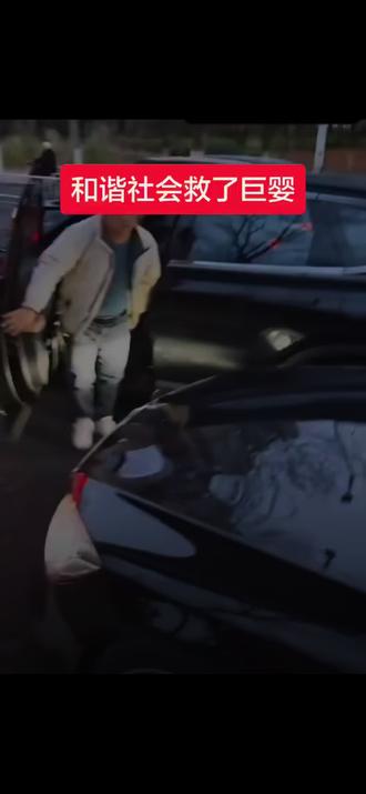新能源车主认为正常直行的奔驰车妨碍自己变更车道,将其别停!
他的理由是奔驰从后面过来的,属于插队。交警和派出所民警都无法说服他