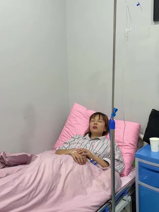 妈妈身体不舒服,本打算今天首术的时候,又发现了新的问题,只能无奈延期,继续核查了。露露得知后,晚上下班来看望她,此时此刻,除了安慰还是安慰,一起都会好起来的。#婆媳 #生病了才知道谁最关心你 #母子