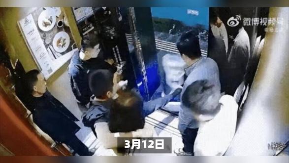 那一脚踹翻的不只是机器人,更是我们时代的体面 #机器人正要进电梯被人一脚踹倒 #机器人