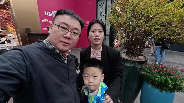 青石板缝里渗出的烟火,是老城未说完的私语。檐角风铃轻响,像时光在低吟浅唱,我们站成一帧旧画,被游人匆匆翻过。孩子仰头望,仿佛在等云朵写下明天的故事。#家庭旅游 #旅游 #宽窄巷子 #自驾游