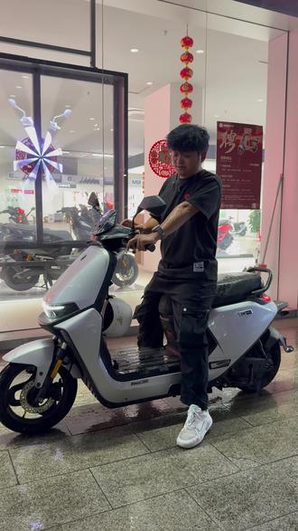 九号电动车拧油门不走报故障15 14怎么办怎么到门店维修 九号电动车下雨天报故障怎么办?一是立即使用应急骑行模式,到就近的九号服务门店维修,二是可以选择在APP内报障,查看附近是否有九号道路救援覆盖。最后再提醒大家,雨天骑行一定要开着TCS。有条件的尽量上带ABS的车型!#九号电动车 # #九号 #九号真智能 #东莞南城九号生活馆