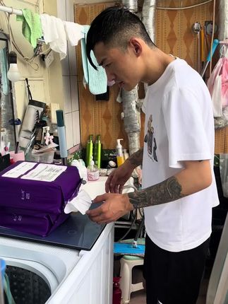 我的天呐,柔心间也出这种巨无霸洗脸巾了!而且还是母婴可用的,每张都是又大又厚实,使劲揉搓也不掉絮。一面是珍珠纹,一面是平纹,吸水性刚刚好,湿水后像条小毛巾一样柔软,还不含荧光剂。这种大包的真的很耐用,家里人一起用都能用好久了。