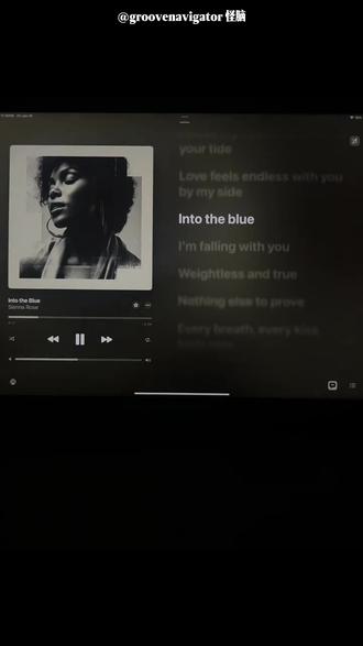 Selena Gomez都在用她的歌,但她到底是谁?
这一期,GN想聊聊一个正在发生的“恐怖故事”。
包括小编,最近很多人的歌单里都出现了 Sienna Rose。月听众 440万+,单曲《Into the Blue》登上Spotify Viral 50 USA,甚至 Selena Gomez 的 IG 都用过她的歌做 BGM。
但关于她的信息,越查就出现越多不对劲的证据,且指向一个可能: Sienna Rose,是一位AI歌手。
而她并不是个例。 Kayla Kross、Aurora Lane、Yunna Serene… 越来越多AI艺人正在悄悄进入流媒体平台,甚至轻松拥有百万级播放量。
当 AI 可以写歌、生成声音、甚至创造一个完整的歌手人格, 音乐行业正在发生什么变化?
AI 是工具,还是新的大众偶像艺人?
💬 你会介意自己喜欢的歌,其实是一个根本不存在的人唱的吗?你还能像以前一样被它打动吗?
欢迎在评论区聊聊你的看法~
关注怪脑,一起探索音乐世界里正在发生的新故事。
#欧美歌曲 #ai #ai音乐 #selenagomez #rnb