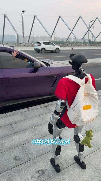 在小米汽车上发现了一只害羞的小手#濮阳机器人钢蛋 #机器人钢蛋#濮阳机器人租赁 #机器人租赁