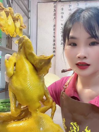 采用客家传统做法,口感咸香入味,皮脆肉嫩,每只鸡都是精心挑选活鸡现杀现做、营养丰富又美味!只需要上锅加热几分钟就可以开吃了。好吃又解馋,真是餐桌必备的一道硬菜!大人小孩都爱吃!#黄家敏盐焗鸡 #盐焗鸡 #舌尖上的美食