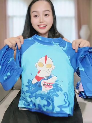 小男孩赛罗奥特曼新款泳衣时尚幼儿游泳衣夏季卡通速干分体式套装#儿童分体泳衣套装 #男童奥特曼泳衣套装 #夏季卡通泳衣套装 #时尚速干套装 #婴幼儿温泉度假泳衣
