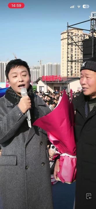 祁隆回家乡山东菏泽鄄城开公益演唱会携父亲演唱🎶老父亲好听🤩🥰👍👏#拍摄现场 #场面壮观 #拍摄现场直击 #人山人海太热闹了 #观众视角