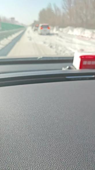 集阿高速乌兰浩特-中旗,从突泉可以上高速了,已经撒盐了。#兴安盟大雪