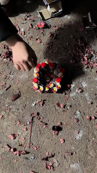 为啥我放的彩菊长这样#烟花 #彩菊烟花