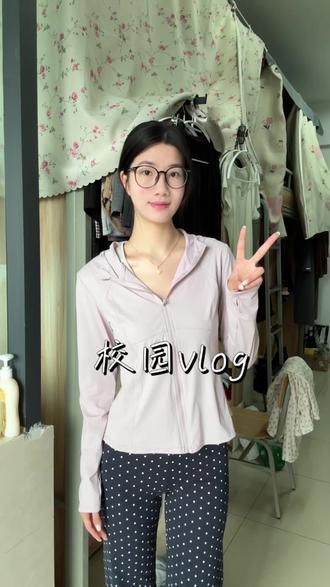 姐妹们 今天拆快递拆到了心仪已久的rdd骨头抓夹 不过我买的是华夫格 华夫格也很好看~ 白色和黑色太难抢了 后悔没有早点买 rdd快补货吧~#女大学生碎碎念 #rdd #vlog日常 #校园生活 #日常穿搭