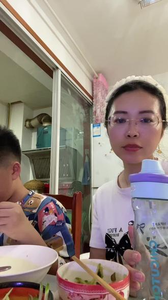 只有你想不到没有你买不到的东西,终于给孩子买到了这个可以喷水的水杯。而且他的颜值真的很高