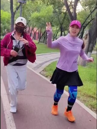 身体是自己的 ,保持健康 和活力 和朋友一起奔跑在公园里,快乐就这么简单!🏃♀️🌳 #纪录美好生活 #爱运动的小姐姐