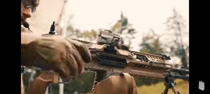 极端武力:为什么美军更青睐M250班用机枪? #机枪 #男人的玩具 #民兵