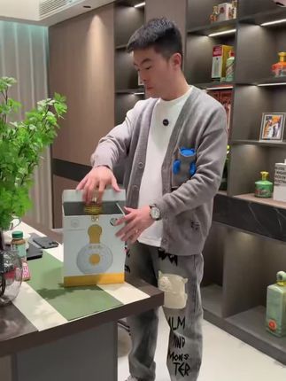 国庆中双节到了,给家里的长辈准备好酒了吗#好酒推荐 #赖茅 #纪念收藏款 #向往的生活9这样