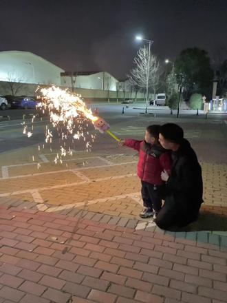#孩子的童真乐趣 烟花也是紧跟潮流#拉布布