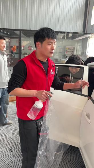 侧窗带有雨搭,怎么裁膜#学习汽车贴膜#学贴膜多少学费#多久能学会贴膜#鲁通汽车贴膜培训#在哪里学贴膜