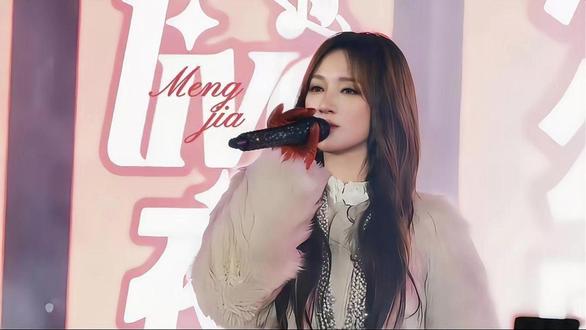 #孟佳开撕品牌方 ,被邀请看秀不让进场,果然不红才是原罪#孟佳被品牌方遗忘在后台 #孟佳 孟佳作为品牌方特邀嘉宾,参加中国国际时装周开幕大秀,在进场之前却被保安给拦了下来,就这么被晾在后台近半个小时,在这期间孟佳完全联系不上对接人,真是令人唏嘘不已。对此她并没有大吵大闹,只是默默的在微博上发了一段话,说一定是我做的不够好,站的不够高。