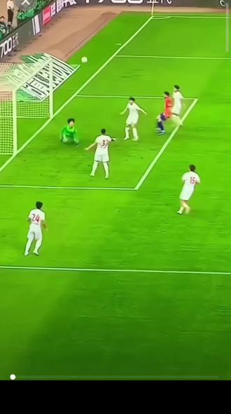 看的提心吊胆的国足 #足球 #足球的魅力
⚽禁区混战!门将扑救的瞬间,草皮都在震颤🔥
白色防线围堵的,是对手的野心,还是观众的呼吸?
90分钟的悬念,从来不止于胜负。