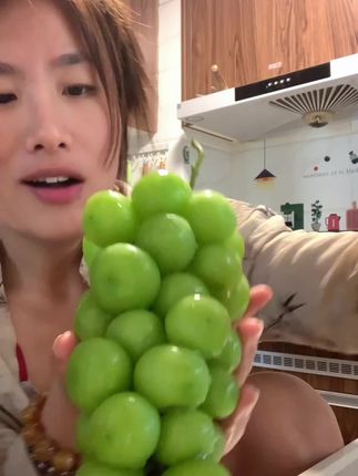 正宗阳光玫瑰!淡淡玫瑰花香,太好吃了!!#阳光玫瑰葡萄 #葡萄🍇