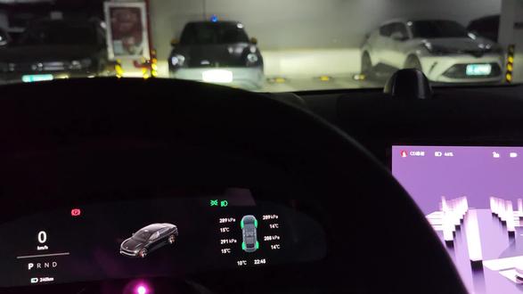 最近领克行驶中关大灯的事情闹得沸沸扬扬的,让我们看看现在极氪的表现怎么样吧。可以看到P档状态下,还是可以用语音控制的。但是D档状态下,已经无法用语音控制了。为极氪的处理速度点赞。@极氪Zeekr #极氪007 #2026春节出行攻略 #被我的新年座驾惊到了