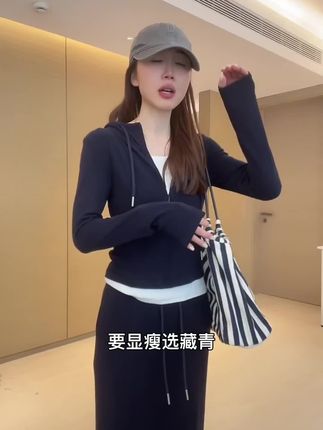 懒人必备的连帽套装来啦!✨半身裙设计显瘦显高,连帽元素增添活力感,早秋穿刚好合适~ 随意搭配运动鞋就很好看,轻松穿出少女感满满的休闲风! #最超前的入秋搭子出现了 #少女感爆棚 #显高显瘦 #百搭女装 #街拍时尚穿搭视频