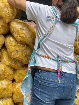 #干土豆片 贵州新洋芋片,大太阳下完全晒干的,炸来吃又香又脆好吃得很,做孩子的零食,大人们的小酒菜都特别安逸,还是小时候的味道,特别的香,你也喜欢吃吗?#妈呀太香了  #贵州特产 #洋芋片片#晒干洋芋片