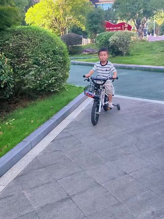 妈妈不断的记录你的成长,看着镜头里的你一点点的长大,有太多温暖的瞬间被你治愈,很庆幸见证了你的成长#记录成长点滴 #我的男孩 #遛娃 #骑自行车#儿童自行车