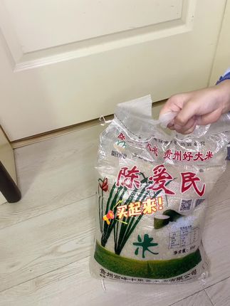 这是来自贵州高山梯田种植出来的稻米,一年只产一季,颗颗饱满,粒粒分明,煮出来的米饭特别的香,软糯又劲道,而且还很有嚼劲,越吃越好吃!#长粒香大米 #贵州大米 #大米 #好吃推荐 #农副产品