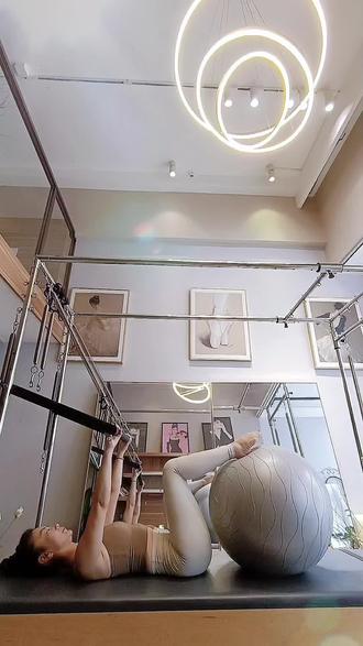 在凯迪拉克床上做teaser(通常指脊柱逐节卷起并控制落下的核心训练动作)具有独特的益处,加入普拉提大球练习semi circle 做结合后,把传统的 teaser变得更加有趣灵动了
具体益处
1. 核心肌群深度激活
· 弹簧阻力迫使腹部肌群(腹直肌、腹横肌、腹斜肌)全程收缩,提升核心力量与耐力。
· 强调“能量屋”控制(腹部-骨盆-下背区域),改善躯干稳定性。
2. 脊柱灵活性与控制力
· 通过脊柱逐节卷动,增强胸椎、腰椎的灵活性与分段控制能力,缓解僵硬。
· 弹簧辅助的慢速训练可提高神经肌肉协调性,改善姿势控制。
3. 髋屈肌的协调训练
· 避免髋屈肌过度代偿:弹簧阻力帮助练习者更精准地使用腹部发力,减少大腿前侧紧张。
· 提升髋关节分离能力,促进下肢与核心的协调。
4. 平衡与本体感觉提升
· 在不稳定平面上(如结合凯迪拉克的移动部件)进行teaser,挑战平衡能力,增强身体感知。
5. 康复与预防价值
· 适用于腰部不适人群的渐进训练,在可控范围内强化核心,降低腰痛风险。
· 改善骨盆中立位控制,纠正不良体态(如骨盆前倾)。
安全事项
· 避免代偿:始终保持骨盆稳定,避免颈部或腿部过度用力。
· 循序渐进:根据能力调整弹簧阻力,从轻阻力或辅助变体开始。
· 呼吸配合:卷起时呼气,下落时吸气,维持腹腔稳定压力。
· 专业指导建议:建议在认证普拉提教练指导下练习,确保动作安全有效。
#普拉提 #北极星普拉提#凯迪拉克床 #日常训练 #核心力量