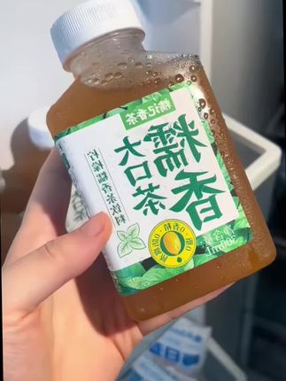 天热来一瓶冰镇的糯香大口茶也太爽啦#橄轻 #夏日饮品 #茶饮