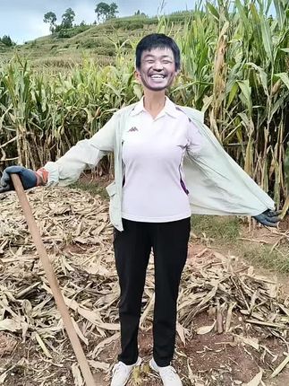 田间劳作,方知丰收不易。🌾泥土芬芳,汗水闪光。#一份耕耘一份收获 ,早安!