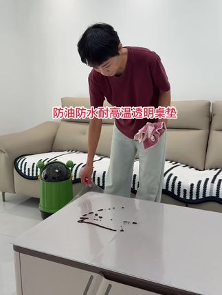 我不说你根本看不出来茶几上铺的有桌垫,它是防油防水耐高温的的透明桌垫,pvc材质,尺寸可选可选定制,厚度可选,餐桌呀,茶几呀,还有床头柜或者学习桌都可以定制,主要它价格也划算,快点进去拼手速#桌垫 #桌垫推荐 #透明桌垫 #茶几垫 #防水防油桌布