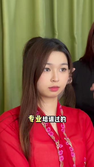 不是悟林去不起,而是马六甲更值得!
来到马六甲,一定要当一次小娘惹,穿上典雅的娘惹服,走进充满历史韵味的南洋老宅,感受真正的峇峇娘惹文化。
在主角南洋体验坊,你可以一站式体验:
✅ 精美娘惹/峇峇服(多种款式与尺码,款式持续更新)
✅ 全套配饰(小背心、鞋子、扇子、油纸伞、其他拍摄道具)
✅ 专业妆容发型(娘惹造型,重现南洋风情)
✅ 独家复古场景(南洋老宅、满满细节,媲美博物馆)
✅ 专业摄影跟拍(出片率超高,让你美到炸裂)
亮点推荐:
✨ 超美室内复古影棚,多个拍摄点+冷气,告别炎热,优雅出片!
✨ 专业搭配建议,不会穿搭?我们亲自帮你选,风格拉满!
想体验一站式娘惹文化?来主角南洋体验坊,一次满足你的愿望!
📍 地点:主角南洋体验坊 Zhu Jue My
地址:17, First Floor, Jalan Hang Jebat, 75200 Melaka
⏰ 营业时间:每日 9:30AM - 6:00PM(化妆/摄影🉑提前预约)
#马六甲必去 #娘惹服租借 #娘惹写真 #娘惹拍摄 #马六甲娘惹服