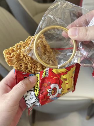 余校长干脆面出事了,有消费者吃时咯掉牙齿,老板急坏了当即决定拿1000万换成等价值黄金回馈所有消费者!!现在买辣条就有机会得黄金,限时限量金项链/金手镯/金耳饰,拍下箱箱有黄金!赶紧下单吧!#余校长 干脆面赔了1000万 #吃根筋有黄金 #箱箱塞黄金 #干脆面#小时候味道