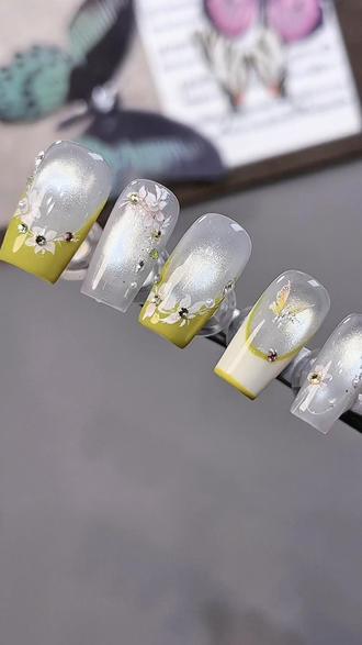 浅春系美甲,手绘花氛围感也太仙了#美甲教程分享 #美甲教程 #美甲分享 #猫眼美甲 #手绘美甲