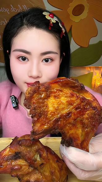 烤火大的战斧鸡腿😁哈哈 火大了也是很香的,焦香焦香的,外脆里嫩,我可太爱吃这个大鸡腿了,鸡腿链接没有挂上😭😭朋友姐妹们喜欢的可以去我橱窗里逛逛😘😘我把鸡腿置顶了#民和战斧鸡腿 #好吃