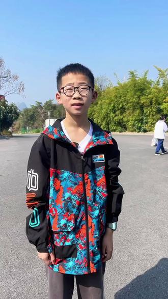 水到绝处是瀑布,人到绝处是重生!2月底3月初黄果树瀑布,人少、水好。黄果树瀑布,爆赞👍#黄果树瀑布#贵州美好推荐官 #瀑布#小孩子的快乐总是那么简单 #游学